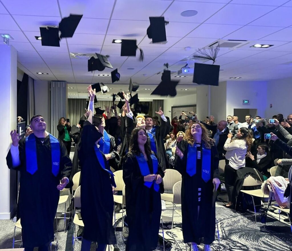 CHAPEAUX DIPLOMES 202212 Ecole de commerce et de management Voltaire Business School à Ferney-Voltaire pour les étudiants d'Annemasse, Annecy, Oyonnax, Thonon et Genève - Lancer des chapeaux lors de la remise des diplômes