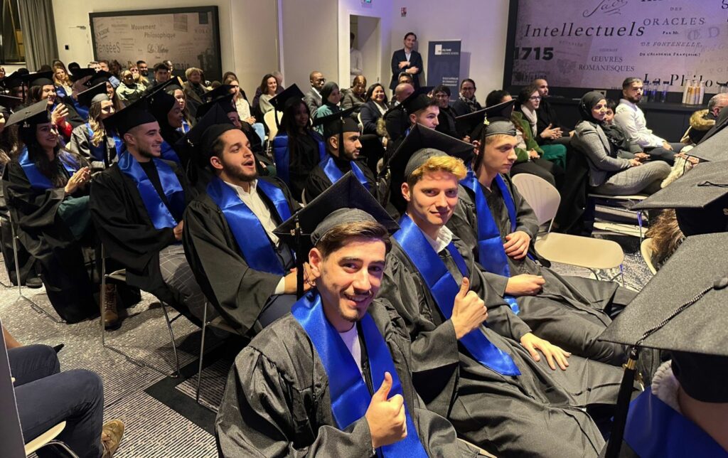 ETUDIANTS DIPLOMES VBS 202212 Ecole supérieure de commerce et de management à Ferney-Voltaire, Annemasse, Annecy, Thonon, Oyonnax et Genève - Etudiants diplômés VBS remise des diplômes - diapo